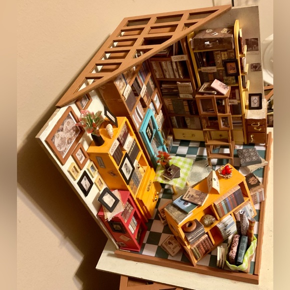 Hand built Miniature Model Book Store! - Picture 6 of 12